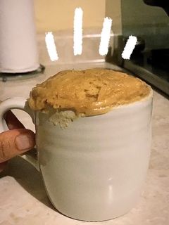 Una foto de Mug cake de mantequilla de cacahuate KETO gluten free en 5 minutos sin horno de gas