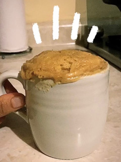 Una foto de Mug cake de mantequilla de cacahuate KETO gluten free en 5 minutos sin horno de gas