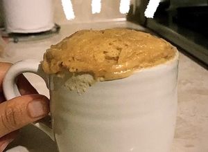 Una foto de Mug cake de mantequilla de cacahuate KETO gluten free en 5 minutos sin horno de gas