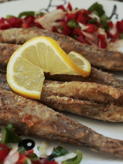 Una foto de Bacaladilla rebozada🐟 y ensalada de pimientos🎇