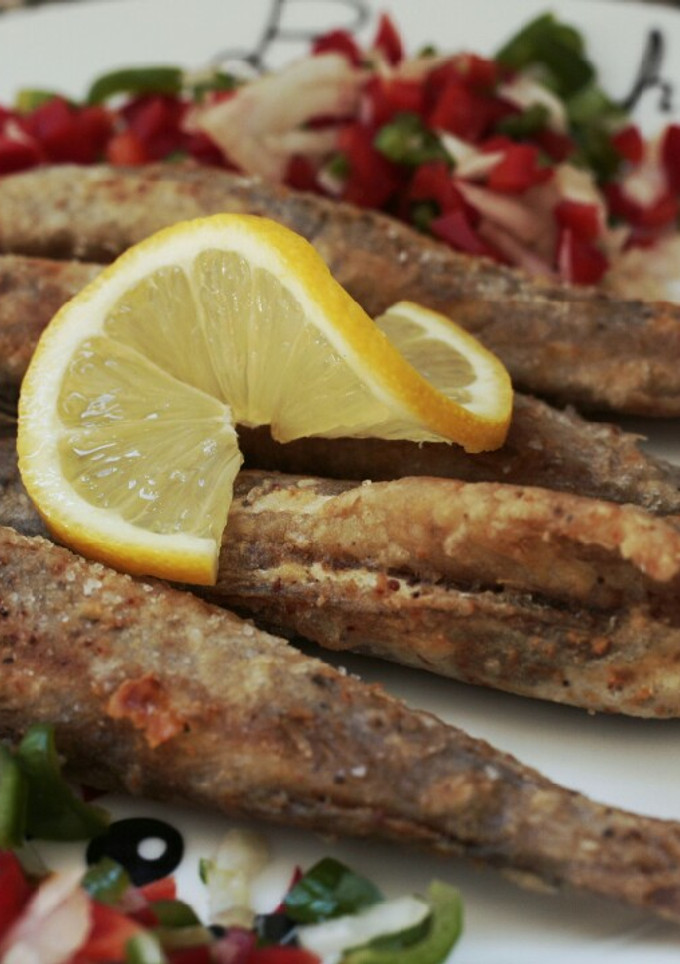 Una foto de Bacaladilla rebozada🐟 y ensalada de pimientos🎇