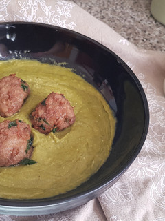 Una foto de Crema de Verduras con Albóndigas de Espinacas (con un toque de yogur cremoso de oveja)