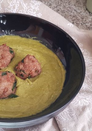Foto principal de Crema de Verduras con Albóndigas de Espinacas (con un toque de yogur cremoso de oveja)