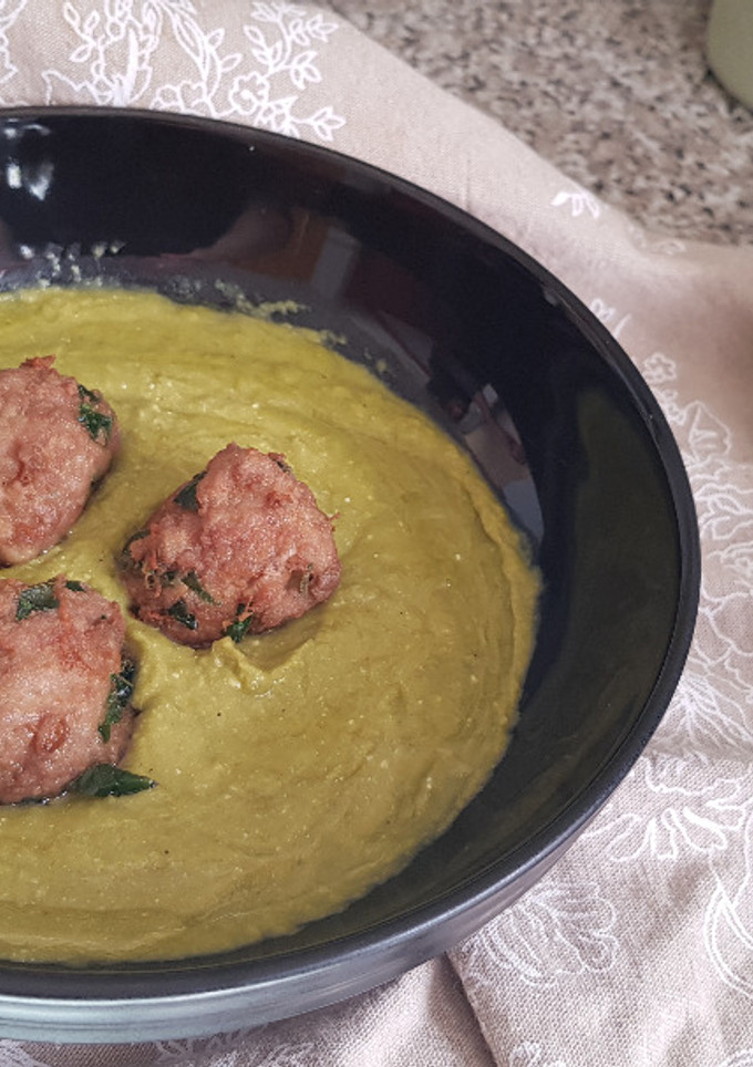 Una foto de Crema de Verduras con Albóndigas de Espinacas (con un toque de yogur cremoso de oveja)