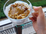 Bol de yogur crunchy con dátiles