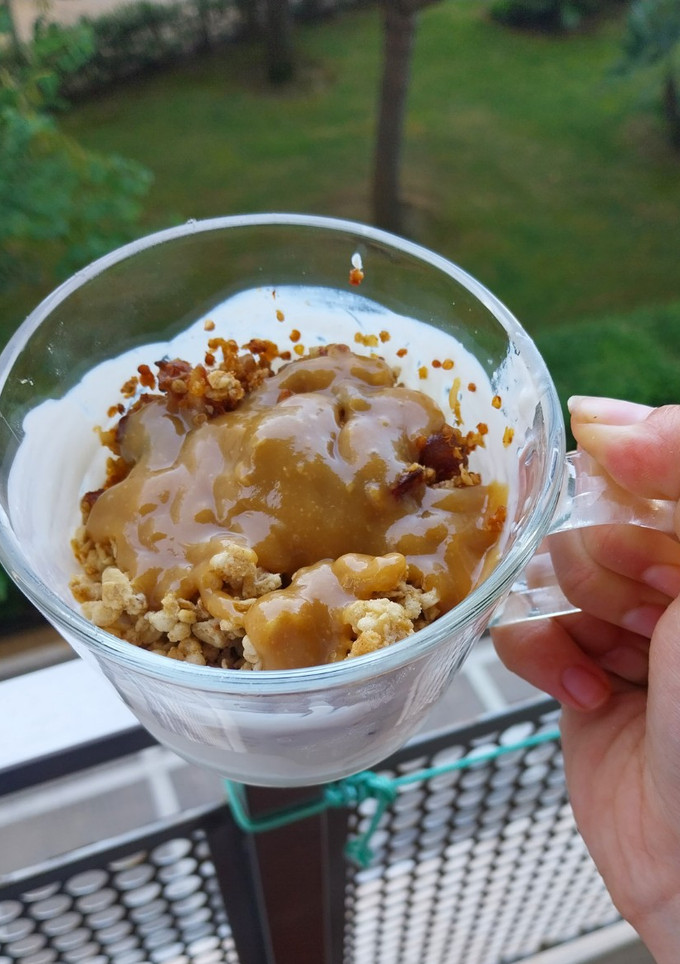 Una foto de Bol de yogur crunchy con dátiles