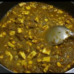 A picture of Palak paneer with sweet corn.