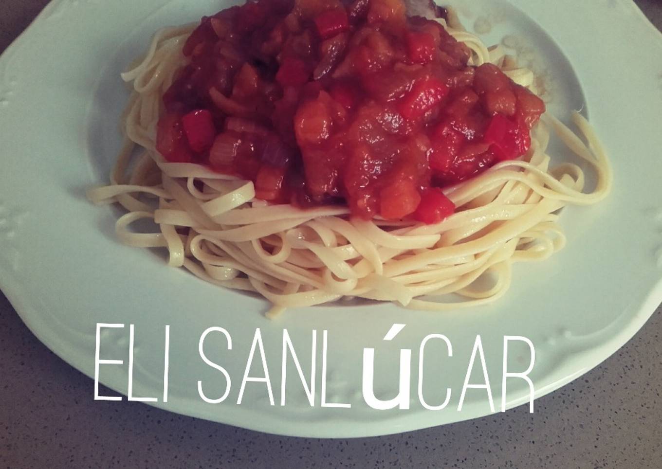 Pisto de berenjena con tallarines