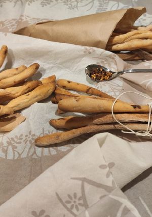 Foto di Grissini misti al peperoncino e cipolla