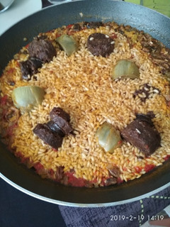 Una foto de Arroz con boletus, morcilla de cebolla y alcachofas