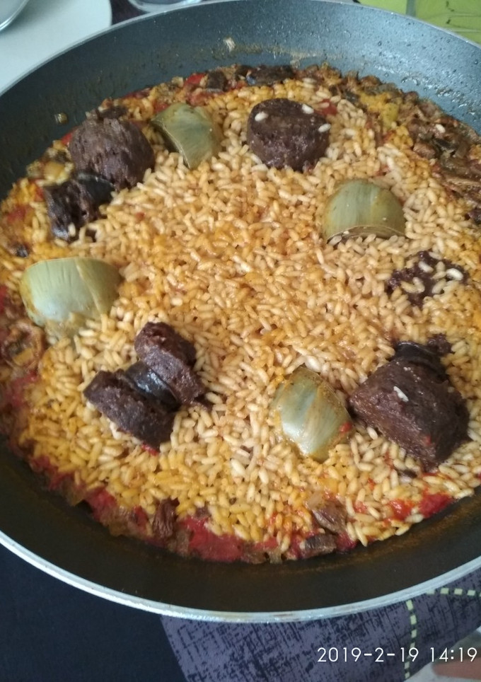 Una foto de Arroz con boletus, morcilla de cebolla y alcachofas