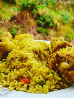Una foto de Arroz verde con pollo 🍗