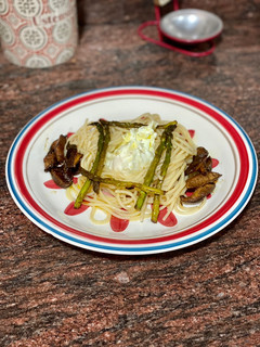 Una foto de Spaguetti con shiitake y trigueros al curry, soja y vinagre de Jerez