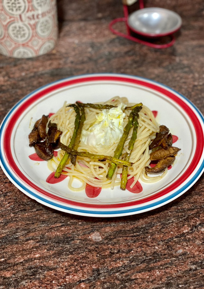 Una foto de Spaguetti con shiitake y trigueros al curry, soja y vinagre de Jerez