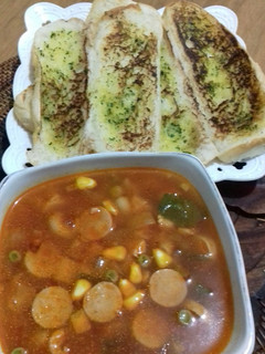 Foto resep Sup Merah Garlic Bread