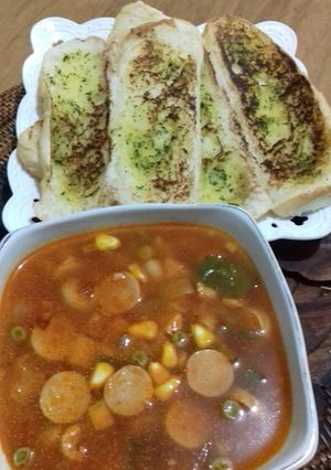 Foto resep Sup Merah Garlic Bread