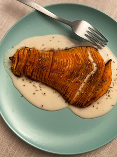 Una foto de Calabaza hasselback con crema de alubias