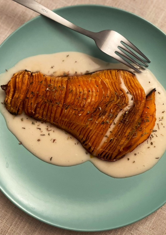 Una foto de Calabaza hasselback con crema de alubias