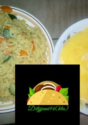 A picture of Indomie with veggies and custard.