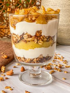 Una foto de Vasitos de manzana, granola y yogur