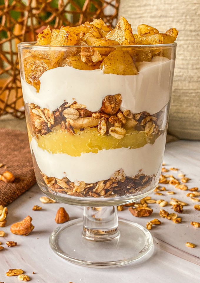 Una foto de Vasitos de manzana, granola y yogur