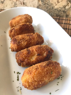 Una foto de Croquetas de rulo de queso de cabra y cebolla caramelizada