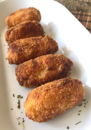 Una foto de Croquetas de rulo de queso de cabra y cebolla caramelizada