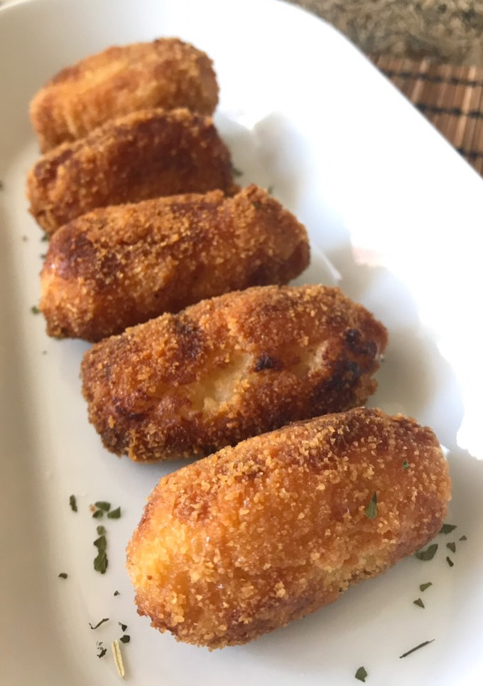 Una foto de Croquetas de rulo de queso de cabra y cebolla caramelizada