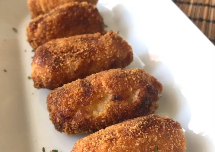Croquetas de rulo de queso de cabra y cebolla caramelizada