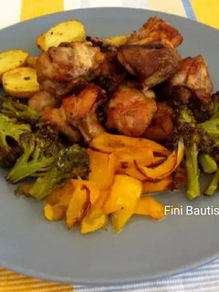 Una foto de Pollo al horno con pimiento, brócoli y patatas de guarnición