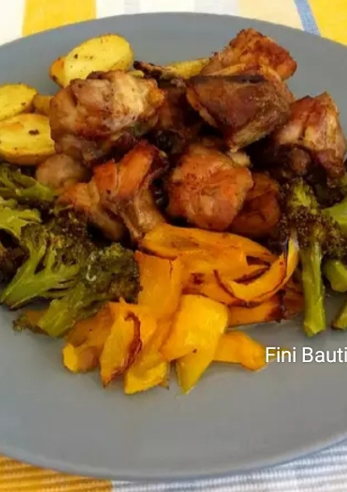 Una foto de Pollo al horno con pimiento, brócoli y patatas de guarnición