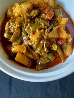 વાલોળ રીંગણ બટાકા નુ શાક (Valor Ringan Bataka Shak Recipe In Gujarati) રેસીપી મુખ્ય ફોટો