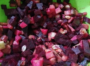 Una foto de Ensalada de betabel y cacahuate