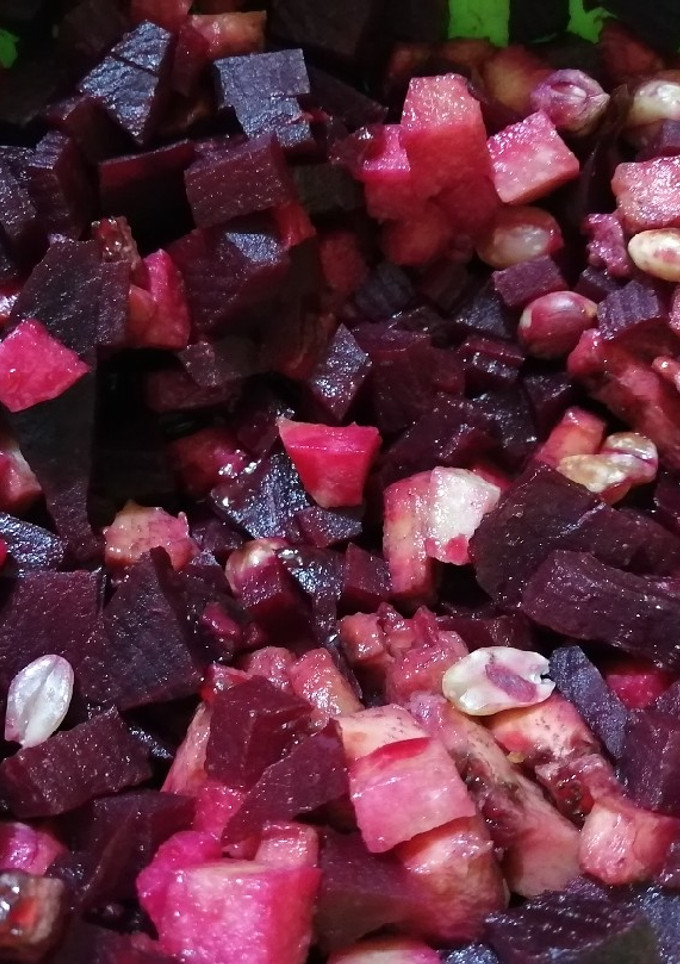Una foto de Ensalada de betabel y cacahuate