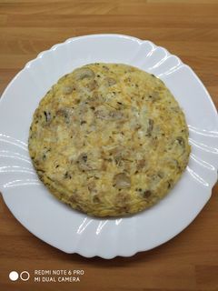 Una foto de Tortilla de champiñón y atún