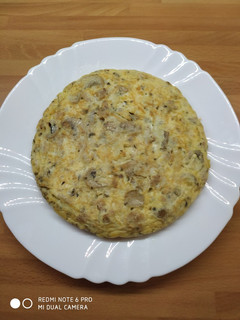 Una foto de Tortilla de champiñón y atún