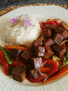 Una foto de Tofu caramelizado con verduras y arroz