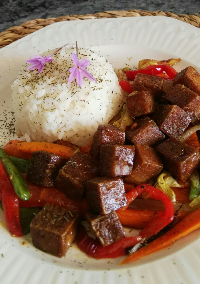 Una foto de Tofu caramelizado con verduras y arroz