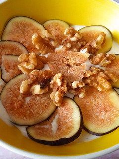 Una foto de Yogurt con higos y nueces
