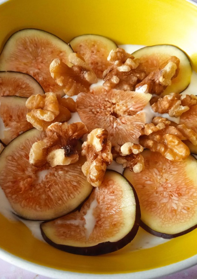 Una foto de Yogurt con higos y nueces