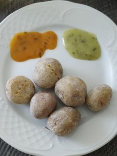 Una foto de Papas arrugás con mojos