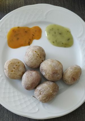Una foto de Papas arrugás con mojos