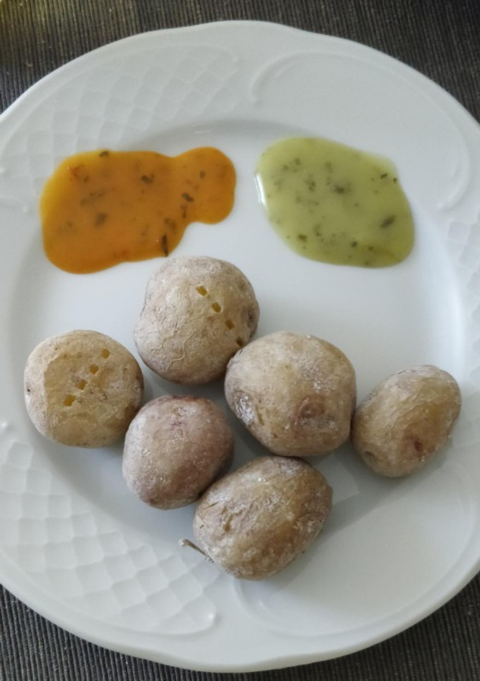 Una foto de Papas arrugás con mojos