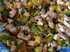 Una foto de Pollo salteado con verduras, muy simple