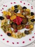 Ensalada de pasta arcobaleno con granada y uvas con braseado de verduras