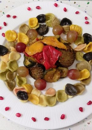 Foto principal de Ensalada de pasta arcobaleno con granada y uvas con braseado de verduras