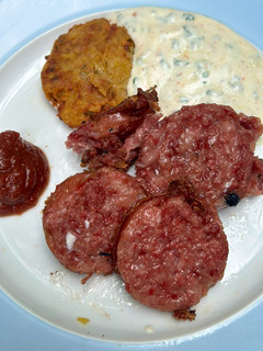 Foto di Cotechino e zampone grigliati nel BBQ con rosti di patate e salsa menta e yogurt