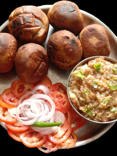 बिहार की फेमस थाली लिट्टी चोखा (Latti Chokha Recipe In Hindi) रेसिपी मुख्य फोटो