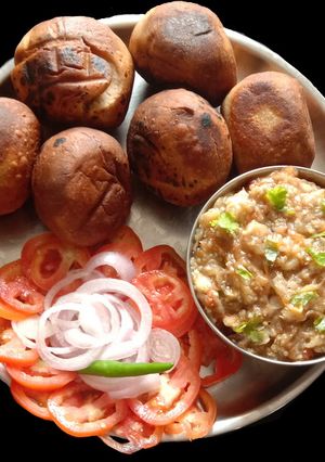 बिहार की फेमस थाली लिट्टी चोखा (Latti Chokha Recipe In Hindi) रेसिपी मुख्य फोटो