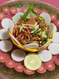 गाजर मुळा सलाद (gajar mula salad recipe in marathi) रेसिपी चे मुख्य फोटो